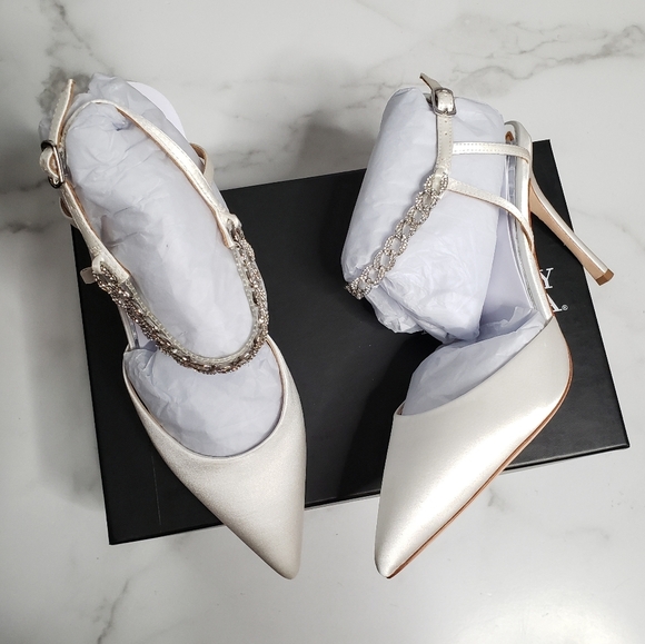 Badgley Mischka Kailani Pointed Toe Chain Strap Heel Pump White Wedding - Picture 1 of 8
